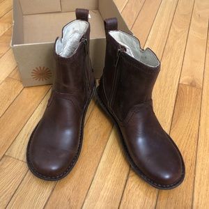 UGG Brown Leather boot - size 6